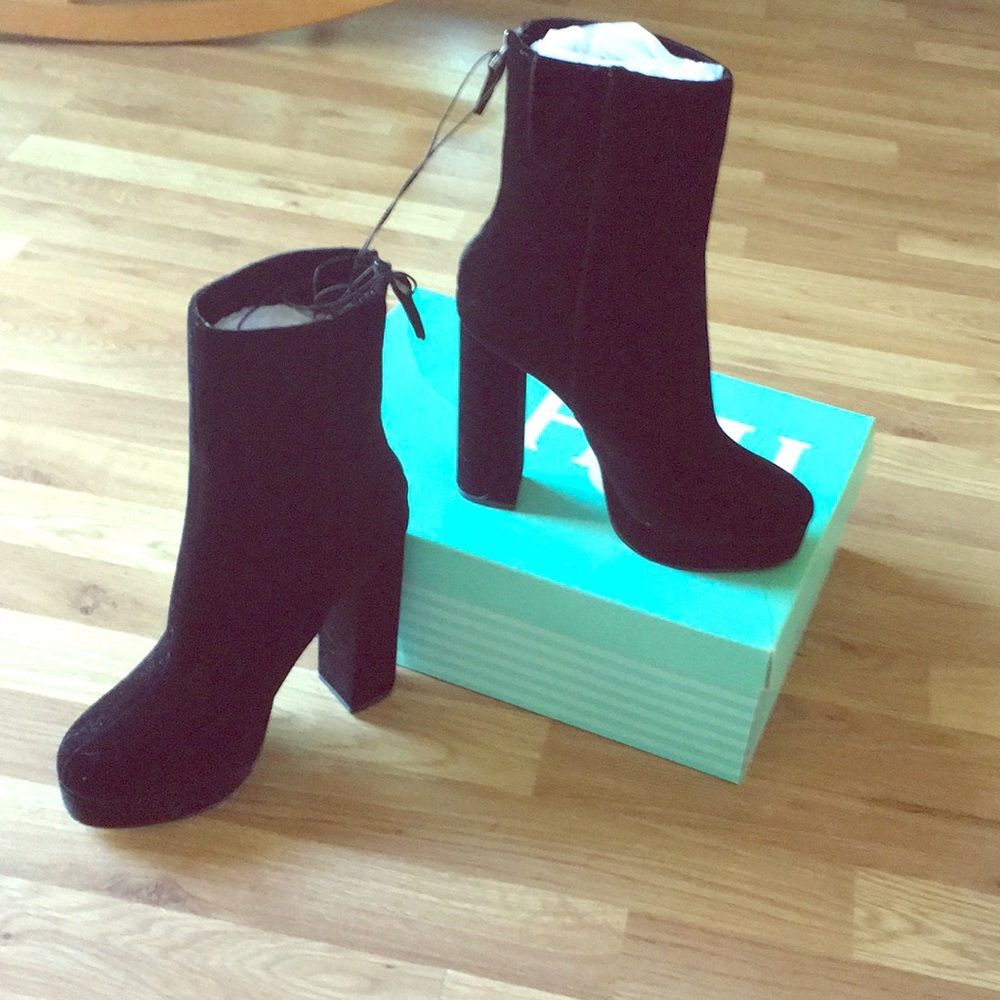 Brand New! Tatiana, black velvet platform booties